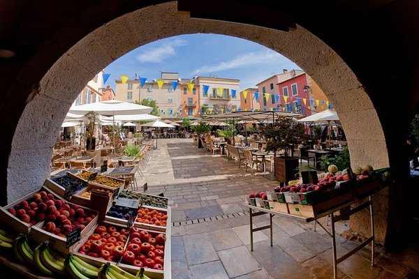 Les Secrets du Marché de Port-Vendres : Tradition, Fraîcheur et Convivialité